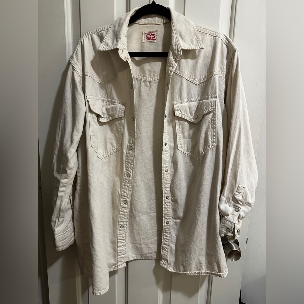 Levi’s beige snap button down shirt size medium